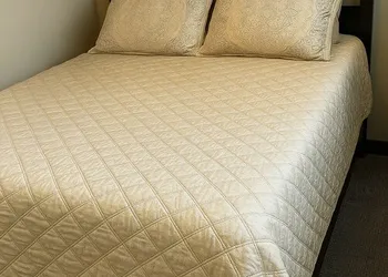 Modern North Seattle Getaway hotel thumbnail 4