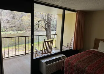 Newfound Lodge on the river hotel thumbnail 8