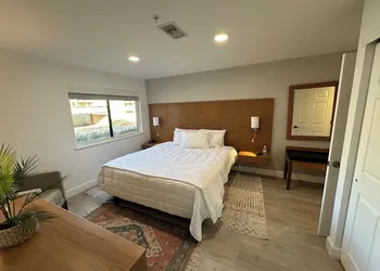 B&J Hotels hotel thumbnail 8