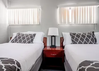 Browntown Room for 4: Comfort, Wifi & Parking hotel thumbnail 2