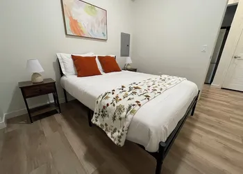 Elegant Retreat in the Heart of LA hotel thumbnail 5