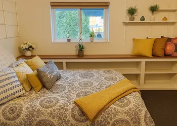 Master Suite with Fruitful Tree backyard hotel thumbnail 3