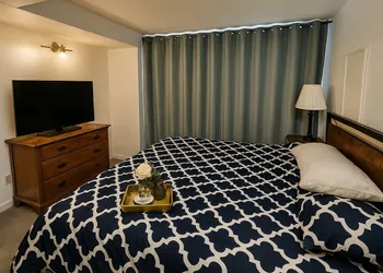 Master Suite with Fruitful Tree backyard hotel thumbnail 5