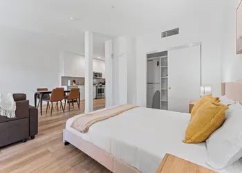Stylish Downtown LA Gateway hotel thumbnail 2