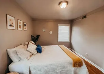 The Burrow-Cozy 3 BDRM HM - Free Parking hotel thumbnail 3