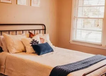The Burrow-Cozy 3 BDRM HM - Free Parking hotel thumbnail 5