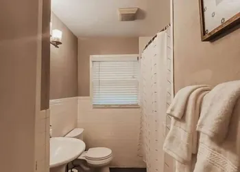 The Burrow-Cozy 3 BDRM HM - Free Parking hotel thumbnail 8