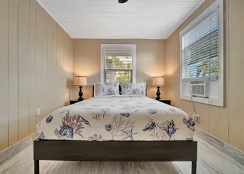 Stones Throw Beachfront Luxury Suites hotel thumbnail 2