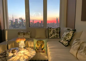 Skyline Luxe Panoramic Suites & towers Toronto hotel thumbnail 3