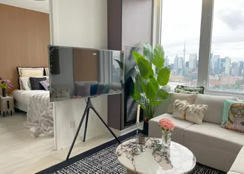 Skyline Luxe Panoramic Suites & towers Toronto hotel thumbnail 4