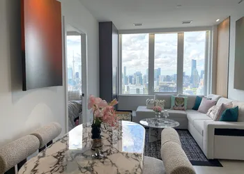 Skyline Luxe Panoramic Suites & towers Toronto hotel thumbnail 5