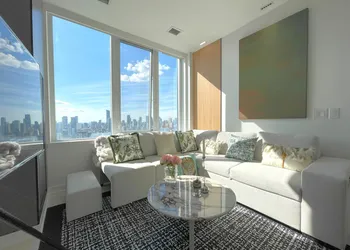 Skyline Luxe Panoramic Suites & towers Toronto hotel thumbnail 6
