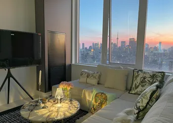 Skyline Luxe Panoramic Suites & towers Toronto hotel thumbnail 7