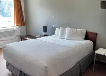 Zero-100 Motor Inn hotel thumbnail 5