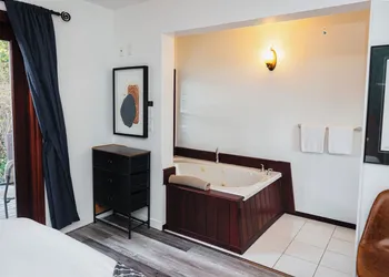 Tofino Oceanfront Hotel Suite 3 hotel thumbnail 6