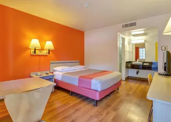 Super 8 by Wyndham Santa Rosa North hotel thumbnail 4