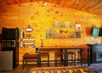 Bigfoot Lodge Room Three hotel thumbnail 7