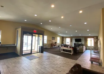 Super 8 by Wyndham Fort Wayne hotel thumbnail 2