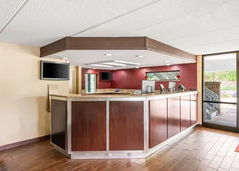 Econo Lodge Hickory hotel thumbnail 3