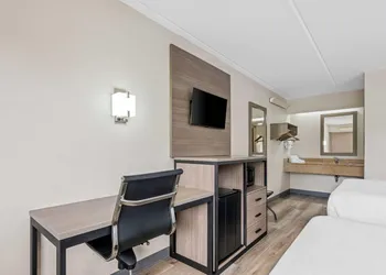 Econo Lodge Hickory hotel thumbnail 7