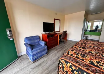 Cloverleaf Motel Richmond Near Turnpike hotel thumbnail 7