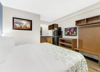 HomeTowne Studios by Red Roof Buffalo - Niagara Airport hotel thumbnail 5