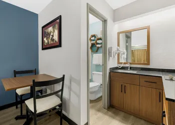 HomeTowne Studios by Red Roof Buffalo - Niagara Airport hotel thumbnail 8