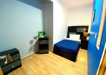 RMS Hostal - WTC hotel thumbnail 2