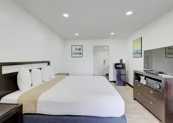 Ash&9th hotel thumbnail 6