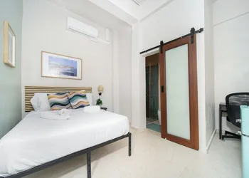 Room 7: Design-Forward Studio by Lagoon hotel thumbnail 4