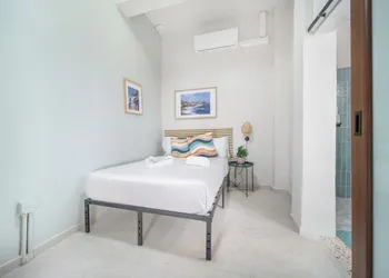Room 7: Design-Forward Studio by Lagoon hotel thumbnail 5
