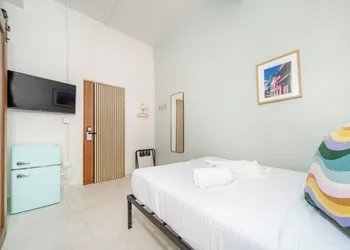 Room 7: Design-Forward Studio by Lagoon hotel thumbnail 6