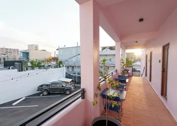 Room 7: Design-Forward Studio by Lagoon hotel thumbnail 7