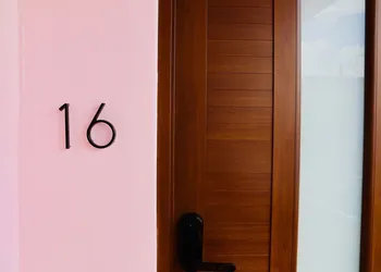 Room 16: Grand King Suite w/ Desk & Sofa Bed hotel thumbnail 4