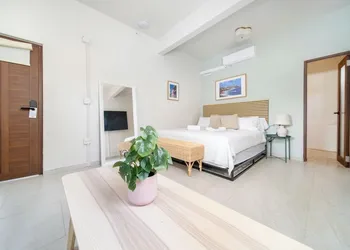 Room 16: Grand King Suite w/ Desk & Sofa Bed hotel thumbnail 8