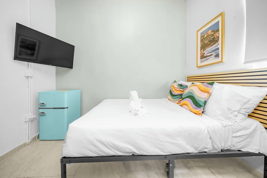 Room 2: Stylish Escape by Calle Cerra Art hotel detail image 6