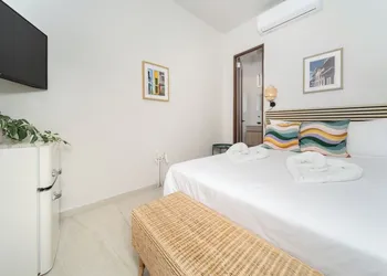Room 14: Chill City Veranda Near Miramar hotel thumbnail 4