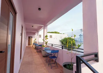 Room 14: Chill City Veranda Near Miramar hotel thumbnail 6