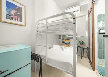 Room 4: Compact Bunk Room in Arts District hotel thumbnail 5