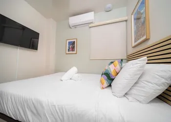 Room 10: Cozy Urban Hideaway in Arts District hotel thumbnail 7