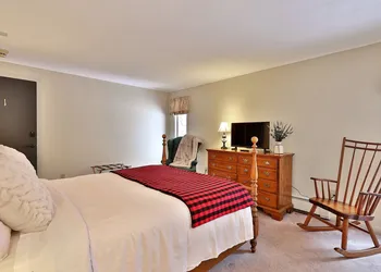 The Birch Ridge: Colonial Maple Room #1 - Queen Suite In Renovated Killington Lodge 1 Bedroom Home hotel thumbnail 2
