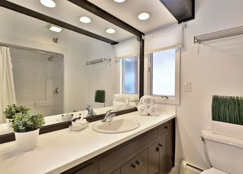 The Birch Ridge: Colonial Maple Room #1 - Queen Suite In Renovated Killington Lodge 1 Bedroom Home hotel thumbnail 6