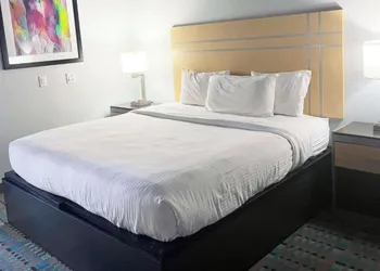 Fifth Season Suites hotel thumbnail 5