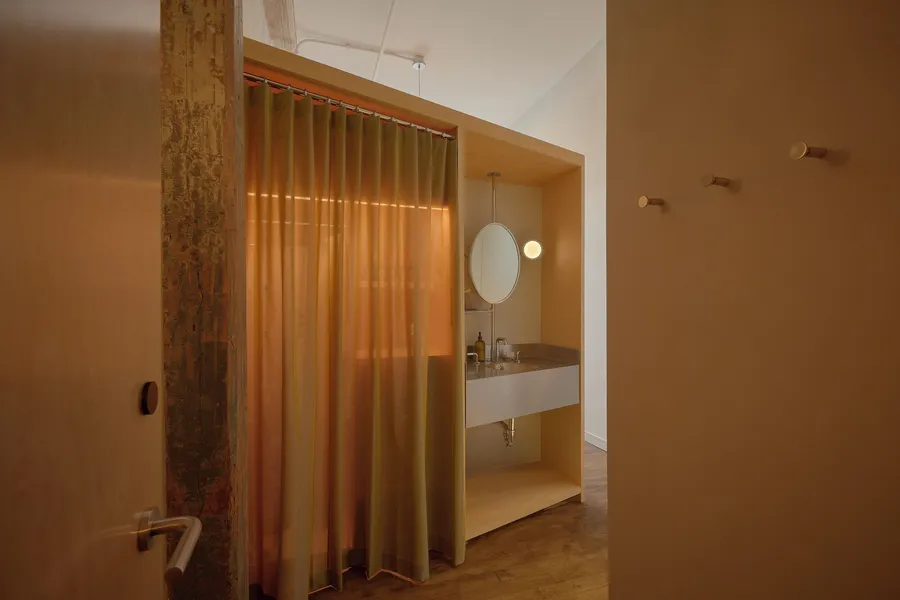 Pocketbook Hotel and Bath hotel detail image 6