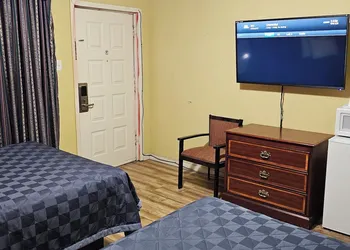 Deluxe Inn hotel thumbnail 3