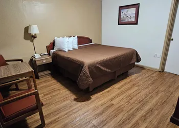 Deluxe Inn hotel thumbnail 4