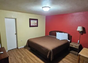 Deluxe Inn hotel thumbnail 5