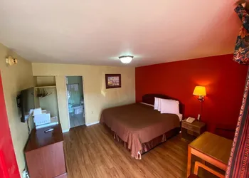 Deluxe Inn hotel thumbnail 6