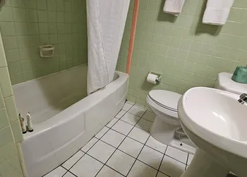 Deluxe Inn hotel thumbnail 8