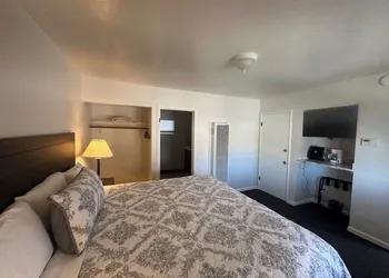 Lee Vining Motel hotel thumbnail 3